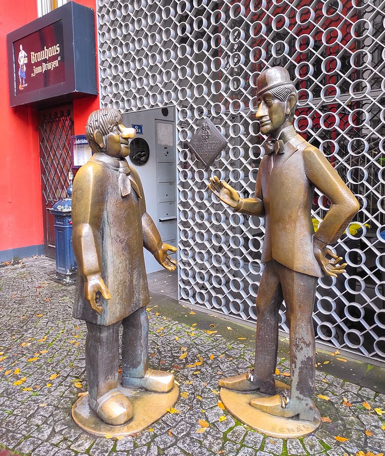 Bronze monument of both Tünnes und Schäl who were popular characters from Cologne's Hänneschen puppet theatre.